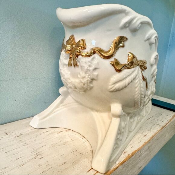 Vintage Ceramic Winter Christmas Sleigh | Elegant Gold Detail - Picture 5 of 8